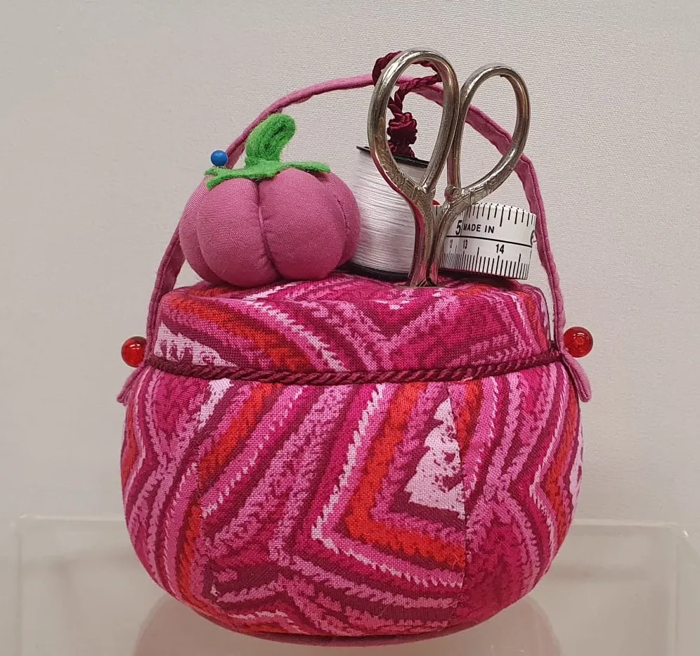 Speldenkussen mandje met diverse naaibenodigdheden - roze